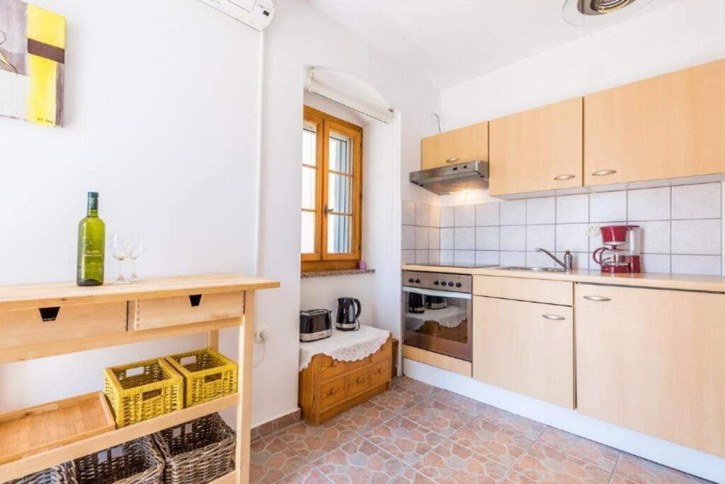Tin 2 Apartment Vrbnik Exterior photo
