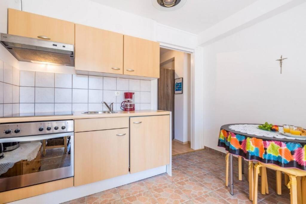 Tin 2 Apartment Vrbnik Exterior photo